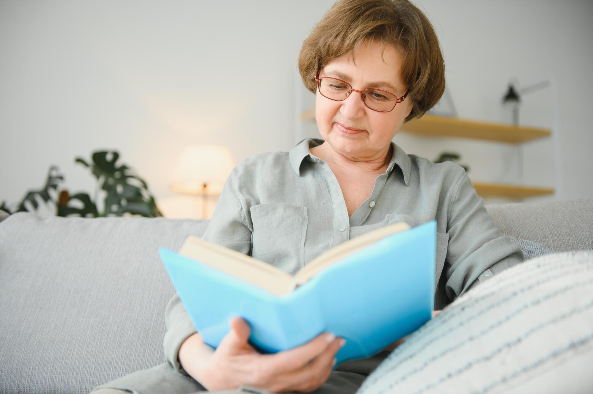 Benefits of Reading 20 Minutes a Day for Seniors in Assisted Living